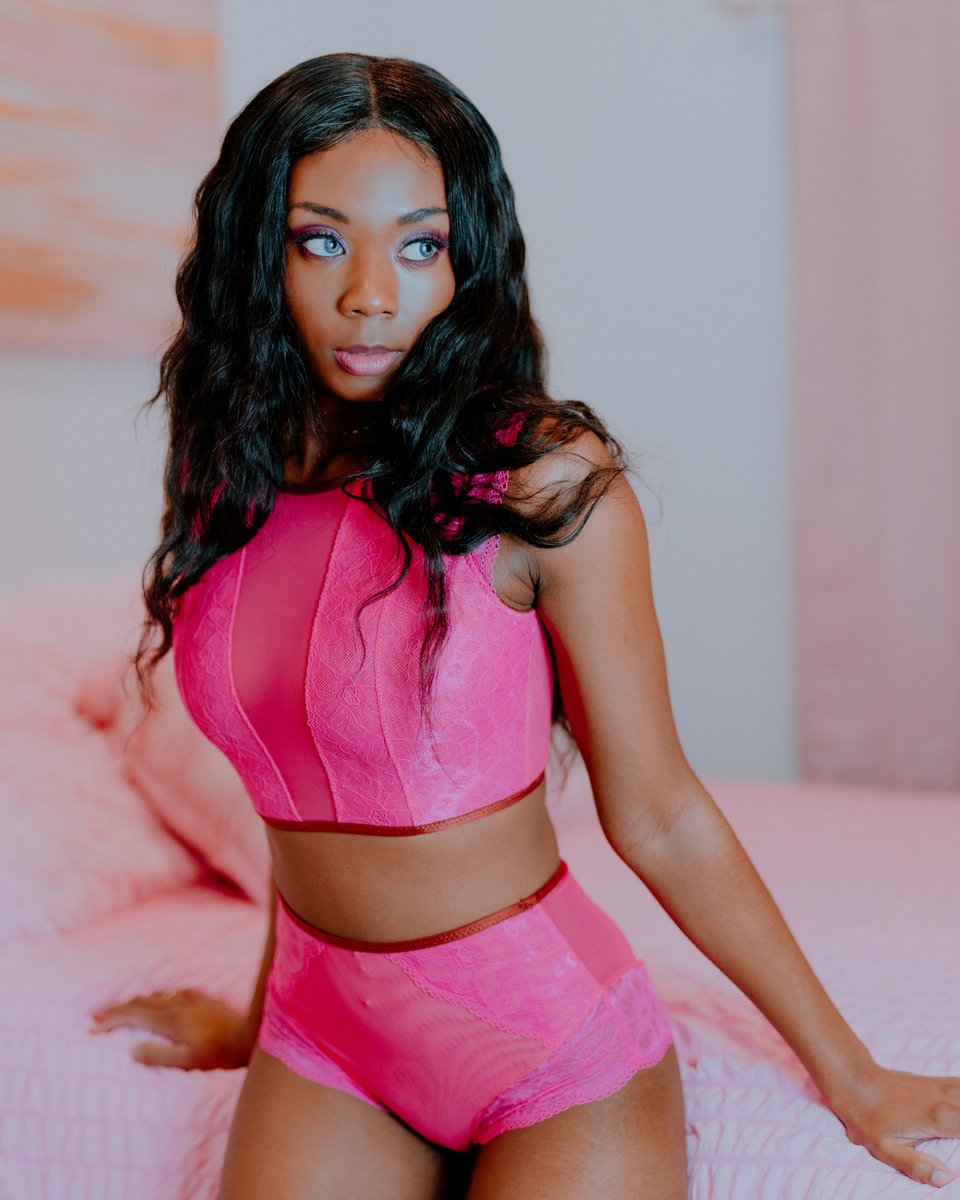 HIntimates's tweet image. 1 month ‘til Valentine’s Day! ♥️ #handmadewithlove the @mmadalynne Lawren set can be yours 💘 for Valentine’s when you order in the next week! 

Each piece is made by small a team of sewists in Philly, custom made just for you 💕