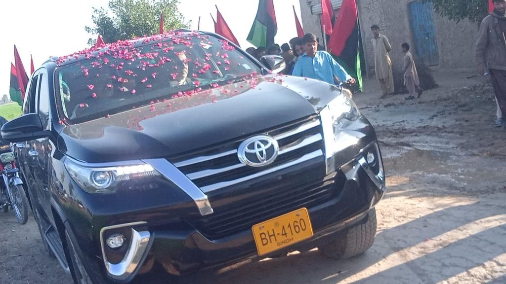 Shoukat65829256's tweet photo. اور لوگ تم کو گرانے کی کوشش کریں گے لیکن جب تک میرا رب نہ چاہے لوگ کچھ نہیں کرسکتے۔۔۔۔
کیونکہ عزت اور ذلت اس رب کے ہاتھ میں ہے۔۔
شکر الحمد اللہ۔۔۔
دوست بھائیوں کے اعتماد کا شکریہ۔۔۔ https://t.co/EWkjlL6U2G
