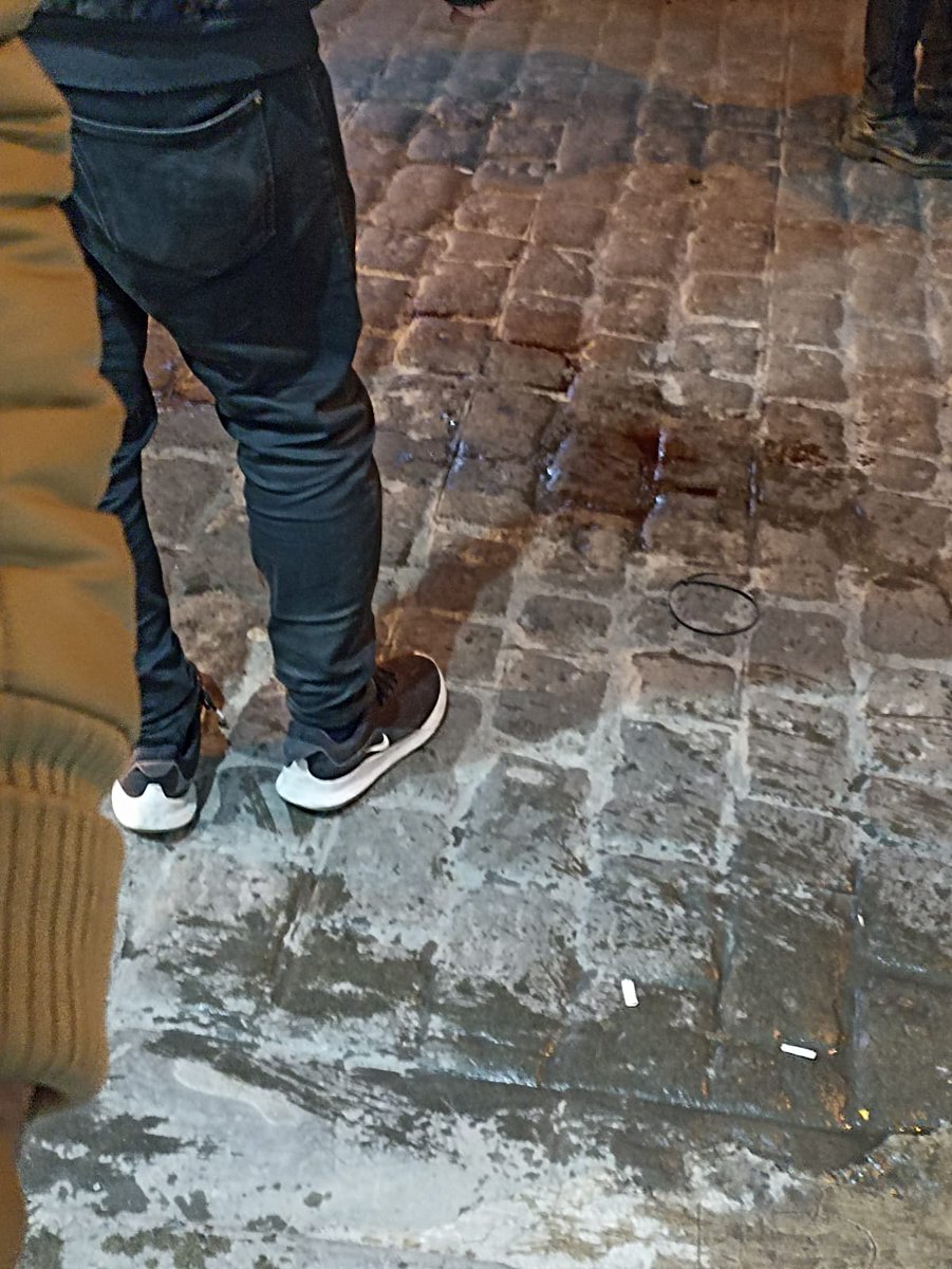 CHDistanbul_'s tweet photo. Aile zoruyla cemaat yurdunda kaldığı için intihara sürüklenen Tıp Fakültesi öğrencisi Enes Kara'yı anmak ve durumu prostesto için Taksim'de toplanan üniversite öğrencilerine polis saldırdı. 

Bu şekilde gerçekleştirilen gözaltı işlemlerini takip için Vatan Emniyet'e geçiyoruz. ⬇️ https://t.co/hOCVW4IShP