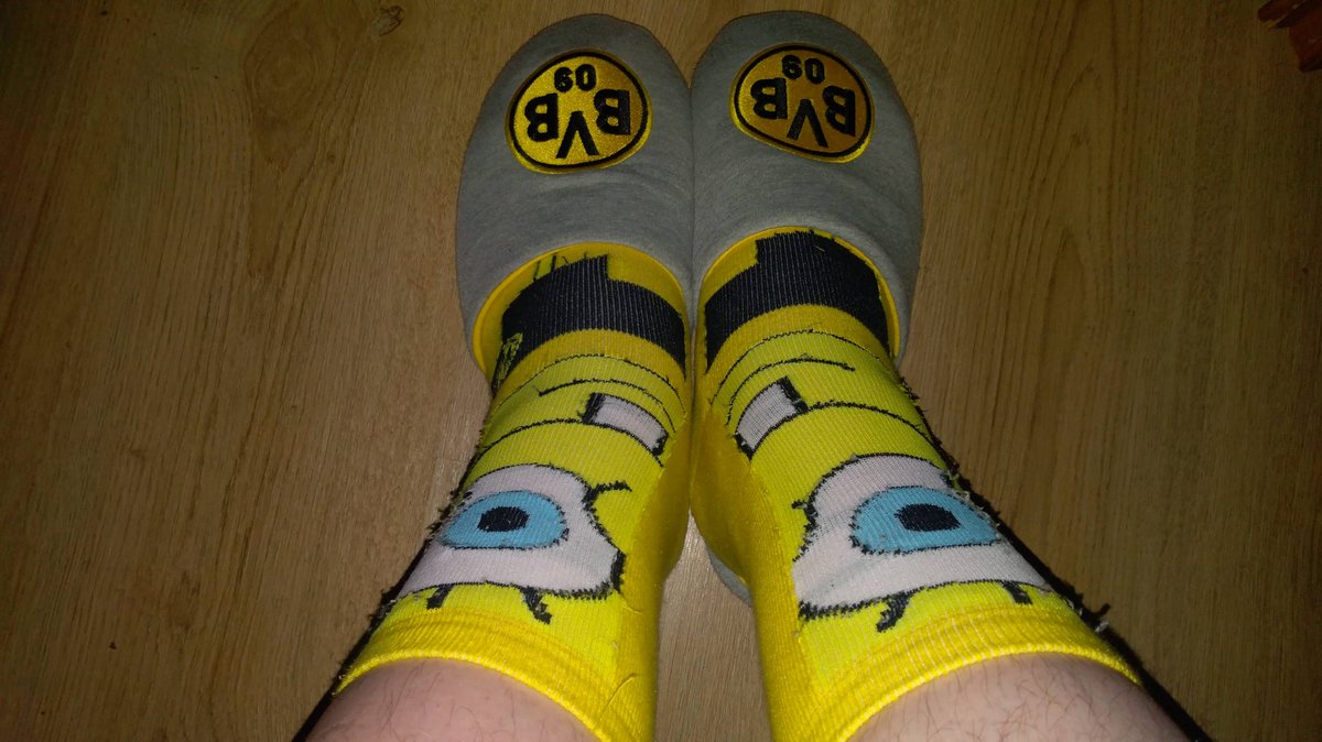 BastianDriller's tweet photo. #BVB
#BVBTextilien
#SpongeBobSchwammkopf
@HexeHanna8 @BVB 
❄🖤💛❄ 19:09 Uhr ❄🖤💛🖤❄💛🖤💛❄🖤💛🖤❄💛🖤💛❄🖤💛🖤❄ 
Die #Socken und #Hausschuhe trage ich heute Abend zum Spiel #BVBSCF ❄ 
Und morgen Abend gibt's die 🖤💛🧦Präsentation❄🤳🏻🧦🖤💛❄😀🖤💛❄ https://t.co/e2UnR2Bwc6