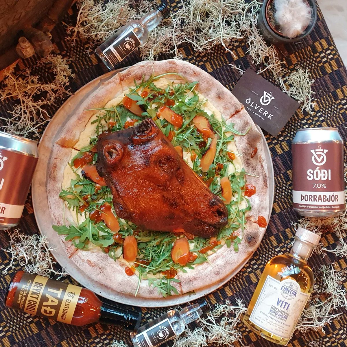 olverkbrewpub's tweet photo. Gleðilegan Þorra! Sviða Pizza  Bóndadaginn föstudaginn 21.jan  🤎

Ölverk pizzubotn, rjómaostarófustappa, ferskur mozzarella, uccola, hunangsgljáðar gulrætur, Stoutsoðin sviðahaus penslaður með Ölverk Eldtungu Tað BBQ sósu og BBQ sósa til hliðar við diskinn🍕 •Takmarkað magn• https://t.co/EeNOKXiKZX