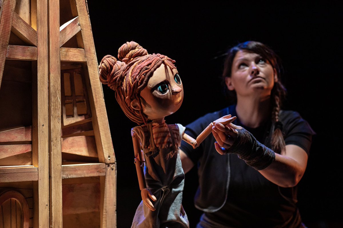 FESTUCteatre's tweet photo. ¡Y de repente miras al cielo… llueven buenas noticias y se cumplen tus deseos! 🧞‍♀️
Mucha ilusión en anunciaros que “La Lámpara Maravillosa” será el espectáculo de clausura en @FETEN_Gijon 
El festival de referencia de las artes escénicas para todos los públicos. 
.
.
.
#feten2022 https://t.co/c3rR8SzJje