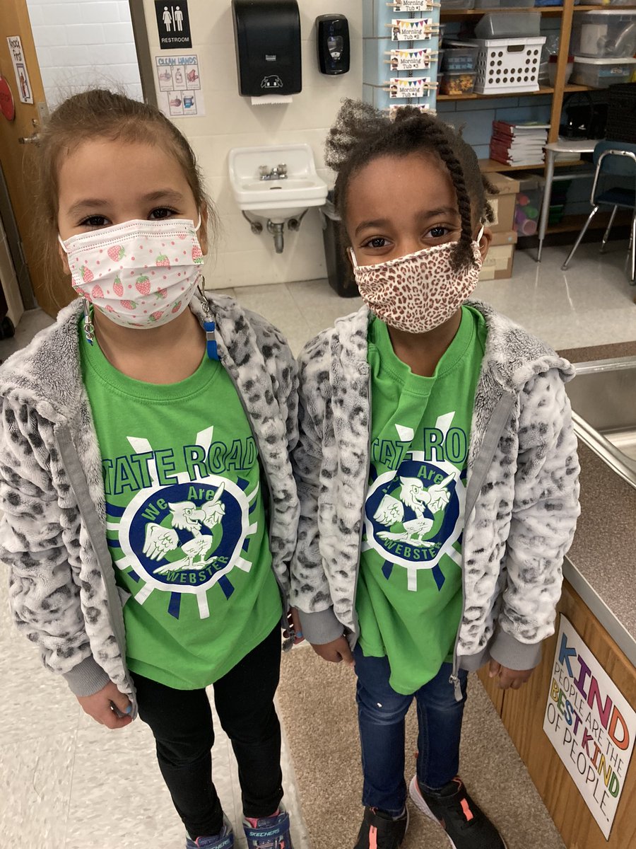 StateRdWCSD's tweet photo. Our 1st grade friends “got the memo” showing off their Eagle pride today! 💚 https://t.co/n5TqBVhPup