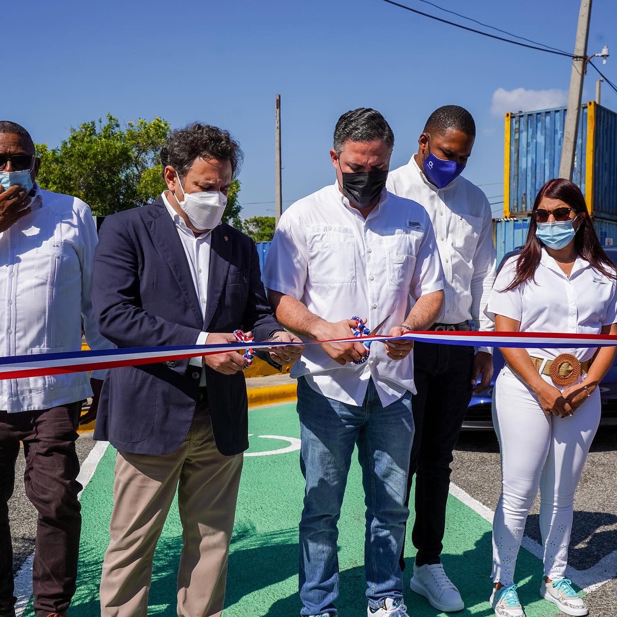 PortuariaRD's tweet photo. Hoy el Dir. Ejecutivo @JeanLuisRJ inauguró la primera estación de carga 🔌 para vehículos eléctricos en nuestras instalaciones, donada por #PeynadoGA representados por @JacintoPeynado, con el objetivo de contribuir con la visión de nuestro proyecto #PortuariaReduce.

#PortuariaRD https://t.co/VR8IIwIVei