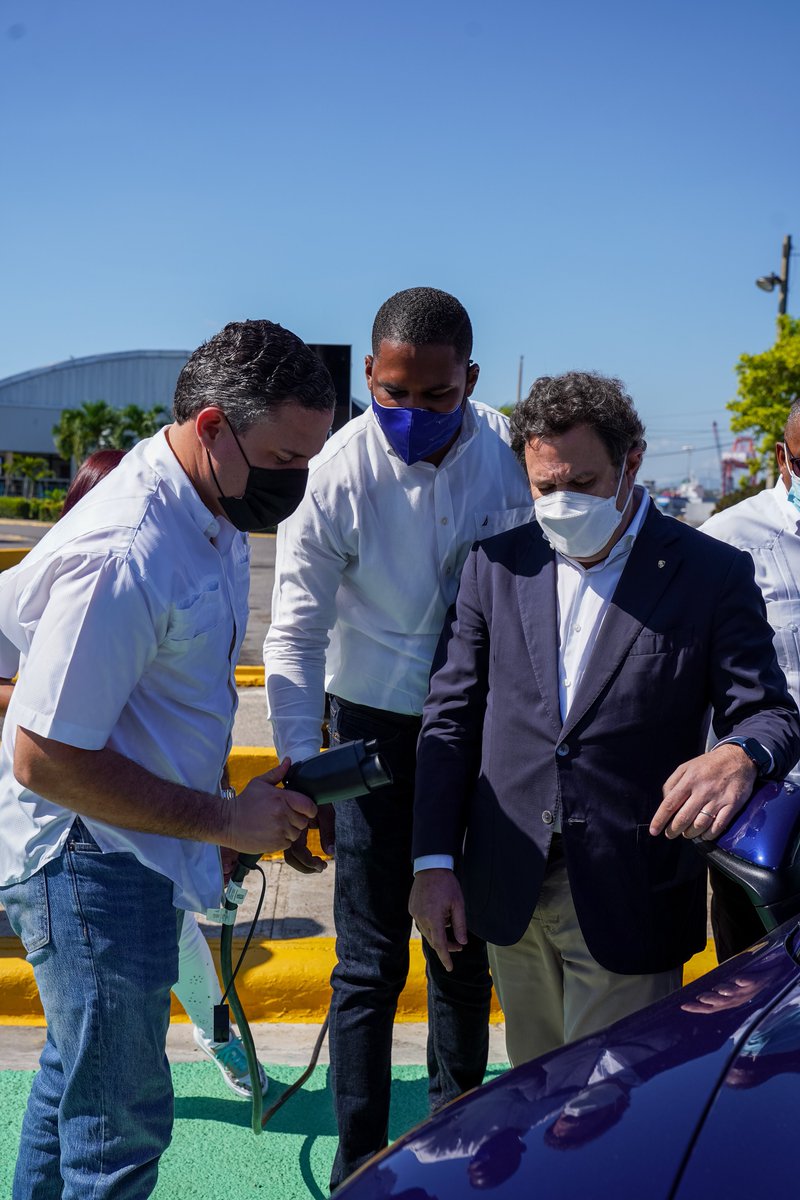 PortuariaRD's tweet photo. Hoy el Dir. Ejecutivo @JeanLuisRJ inauguró la primera estación de carga 🔌 para vehículos eléctricos en nuestras instalaciones, donada por #PeynadoGA representados por @JacintoPeynado, con el objetivo de contribuir con la visión de nuestro proyecto #PortuariaReduce.

#PortuariaRD https://t.co/VR8IIwIVei