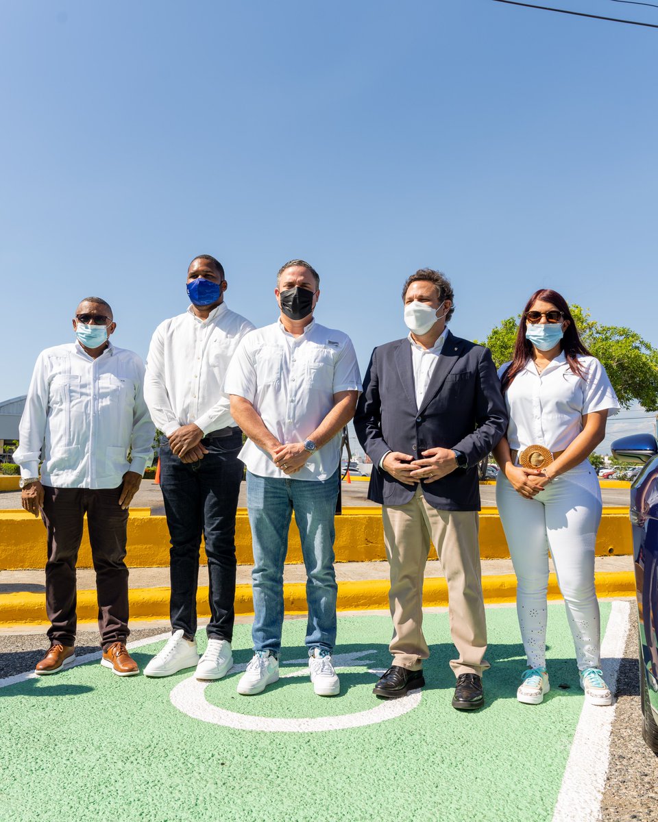 PortuariaRD's tweet photo. Hoy el Dir. Ejecutivo @JeanLuisRJ inauguró la primera estación de carga 🔌 para vehículos eléctricos en nuestras instalaciones, donada por #PeynadoGA representados por @JacintoPeynado, con el objetivo de contribuir con la visión de nuestro proyecto #PortuariaReduce.

#PortuariaRD https://t.co/VR8IIwIVei