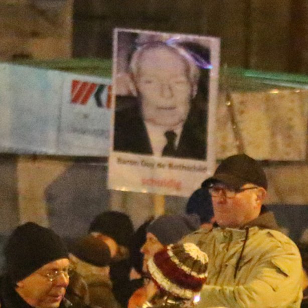 bildwerkrostock's tweet photo. wie @Antisemitism_MV regstrierte und @Pixelarchiv1 auf Foto bannte, gab es zu #hro1001 eine klar antisemitische Plakatserie.
Auf ihr wurden zwei 2007 & 2017 verstorbene jüdische Bankiers und Bill Gates, dem in der Szene eine Verbindung zum Judentum nachgesagt wird, "verurteilt" https://t.co/Wyi38P4piM