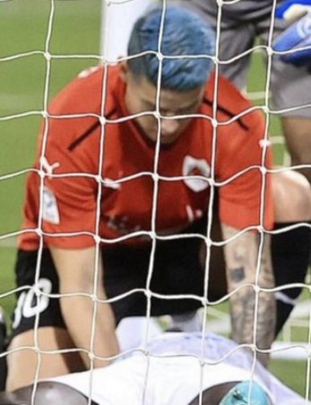 VSportsTM's tweet photo. El cuerpo médico del Al Wakrah confirmó que el accionar de James Rodríguez fue determinante para salvarle la vida a Ousmane Coulibaly. No solo actuó rápido, sino que además ajustó correctamente la posición de la cabeza para que Coulibaly pudiera respirar. Chapeau, James! 👏⚽️🇨🇴 https://t.co/eYBZnq4VLZ