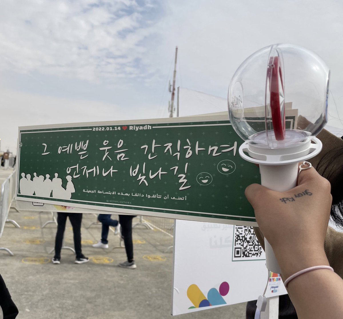 skznewsupdates's tweet photo. For those who are already running low on battery, especially if you’re alone: there are groups of girls walking around the venue raising the event banner. 

Please try to find them and stay with a group until you’re able to book your ride. https://t.co/cM4fh8FI2i