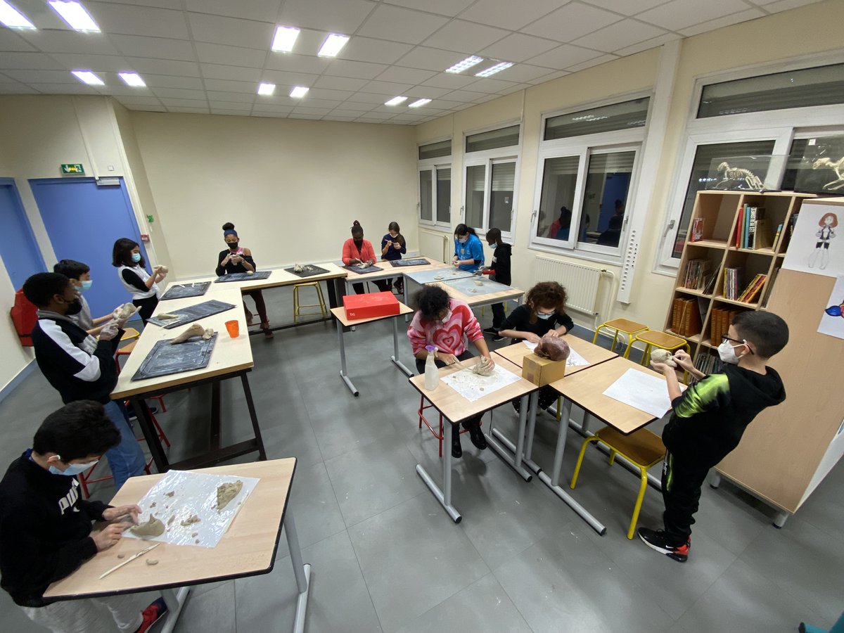 CHAAP Collège Jean MERMOZ (@chaapmermozlyon) on Twitter photo Séance exploratoire permettant la rencontre avec la pratique de l'argile pour les élèves de CHAAP. Chacun devait dompter la matière pour représenter en volume des formes observées.
<a href="/academielyon/">Académie de Lyon</a> #CHAAP Séance exploratoire permettant la rencontre avec la pratique de l'argile pour les élèves de CHAAP. Chacun devait dompter la matière pour représenter en volume des formes observées.
<a href="/academielyon/">Académie de Lyon</a> #CHAAP
