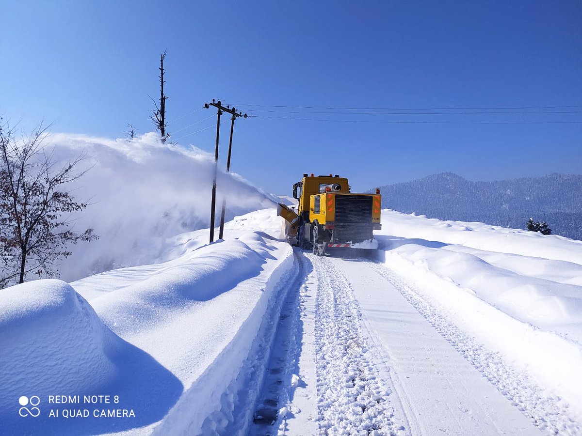 MirIrfanul's tweet photo. At Dhoodpathri today@ Snow clearance...Road opened https://t.co/S2Z17IsF6T