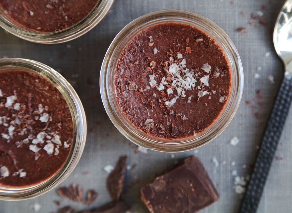 ChefJoanneWeir's tweet photo. True confession:  I eat a bite (or three) of dark chocolate every day.  Whether it's the "happy hormone" it kicks in gear, or the way it's bittersweet goodness melts in my mouth, it always makes me smile.
😊🍫
https://t.co/SLg5gW59H9
#weircooking #chocolate #platesandplaces https://t.co/K719qfUIrW
