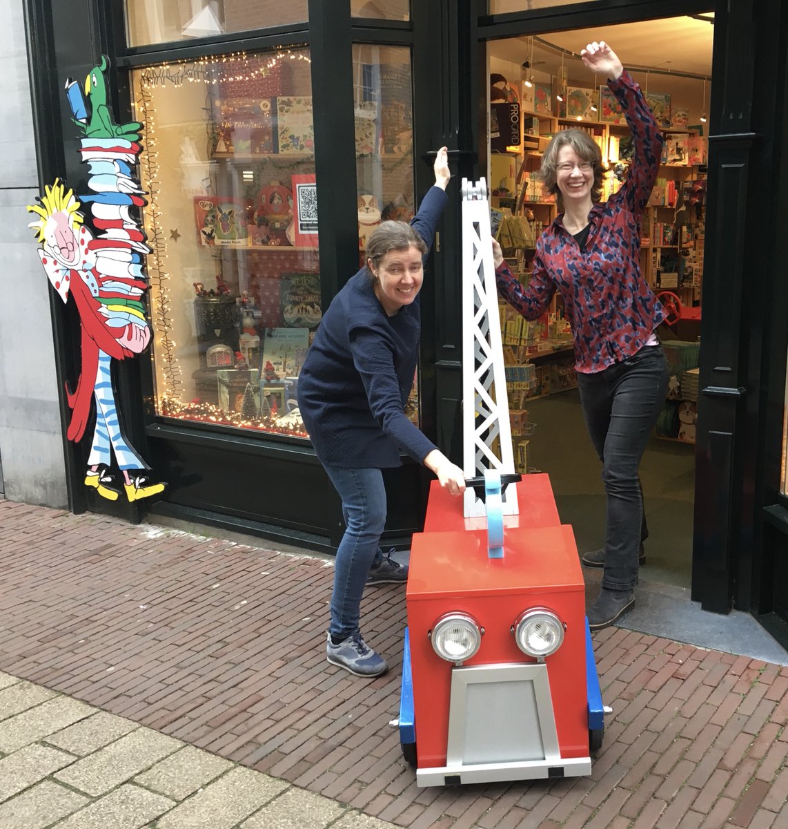 We gaan weer open! Vanaf morgenochtend 9.30 uur kun je weer bij ons terecht voor al je mooie boeken en speelgoed. Tot heel gauw! Ilse, Monica, Jolineke, Renske en Lidewij