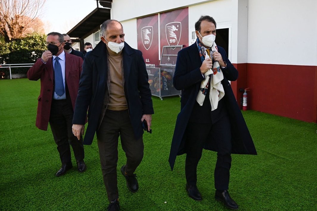 OfficialUSS1919's tweet photo. 🇱🇻 Il presidente Iervolino ha incontrato la squadra alla vigilia di #SalernitanaLazio 📸

#macteanimo #forzagranata 

@iervolinodanilo https://t.co/eWCqwNuxpR