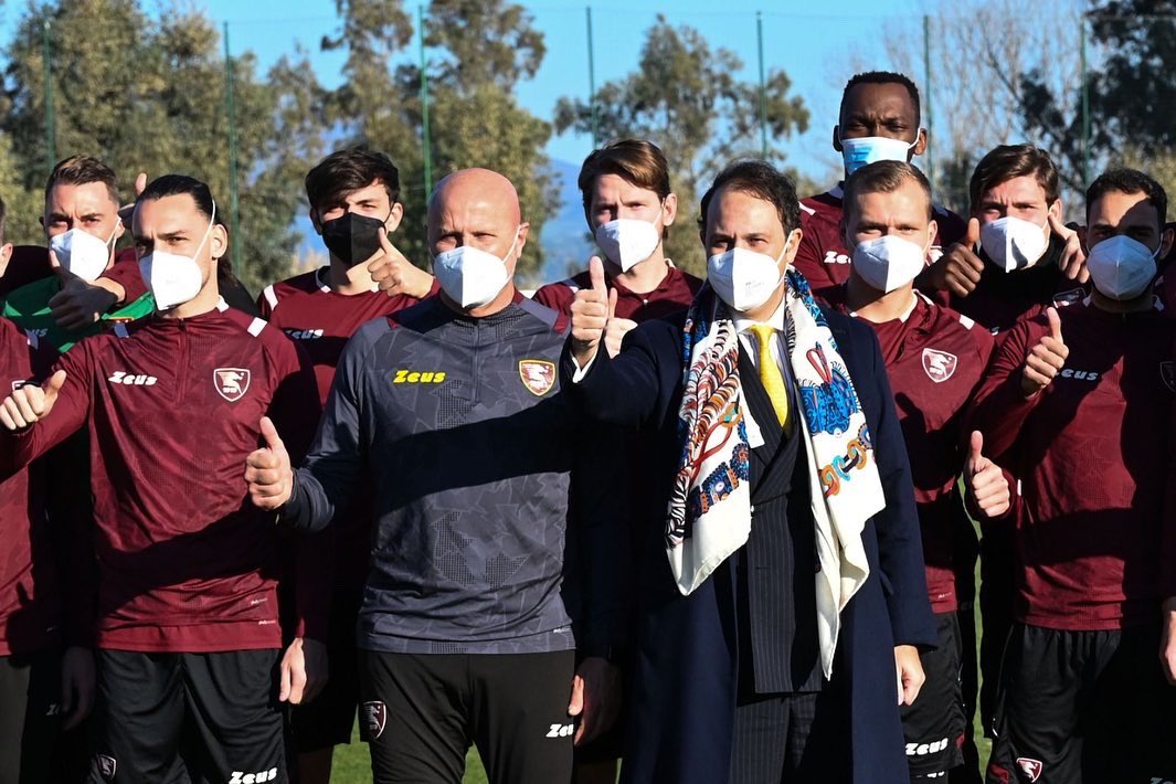 OfficialUSS1919's tweet photo. 🇱🇻 Il presidente Iervolino ha incontrato la squadra alla vigilia di #SalernitanaLazio 📸

#macteanimo #forzagranata 

@iervolinodanilo https://t.co/eWCqwNuxpR