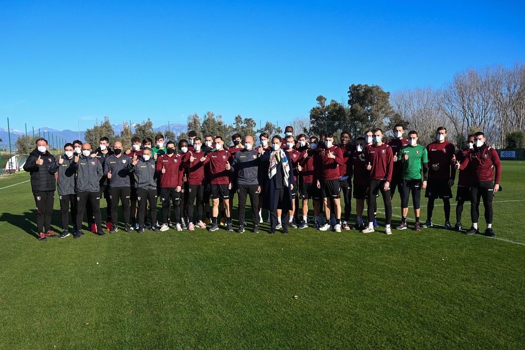 OfficialUSS1919's tweet photo. 🇱🇻 Il presidente Iervolino ha incontrato la squadra alla vigilia di #SalernitanaLazio 📸

#macteanimo #forzagranata 

@iervolinodanilo https://t.co/eWCqwNuxpR