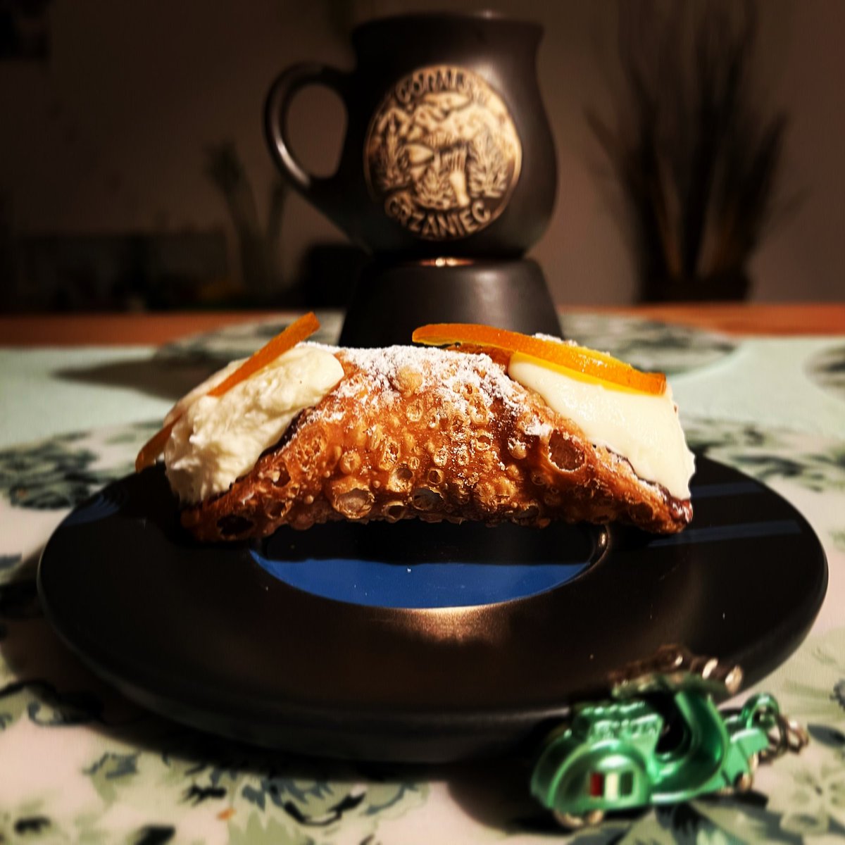 kozik73's tweet photo. Najlepsze Cannolo tylko na Sycylii w Palermo💥
Ale jak z Grzańcem to w PL robi robotę 👌🏻 @szillo 🇮🇹🔥
#cannolo #cannoli #ricotta #grzaniec #grzaniecgalicyjski #sicily #sycylia #italianfood #palermo #redhotchilli https://t.co/bIaqyvhx0O