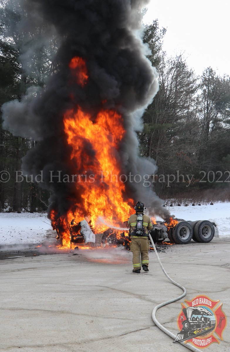 BudHarrisPhoto's tweet photo. @OxfordFireEMS  responded to a fully involved tractor trailer cab yesterday,  As FF's were extinguishing the blaze one of the diesel saddle tanks failed spilling fuel. Firefighters quickly placed hazmat booms and pads to protect nearby drains. @ctfirephoto https://t.co/tWk1tqwEm3