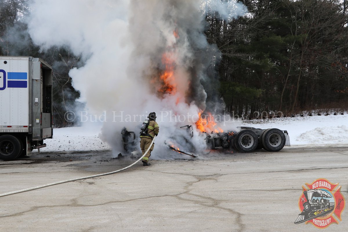 BudHarrisPhoto's tweet photo. @OxfordFireEMS  responded to a fully involved tractor trailer cab yesterday,  As FF's were extinguishing the blaze one of the diesel saddle tanks failed spilling fuel. Firefighters quickly placed hazmat booms and pads to protect nearby drains. @ctfirephoto https://t.co/tWk1tqwEm3
