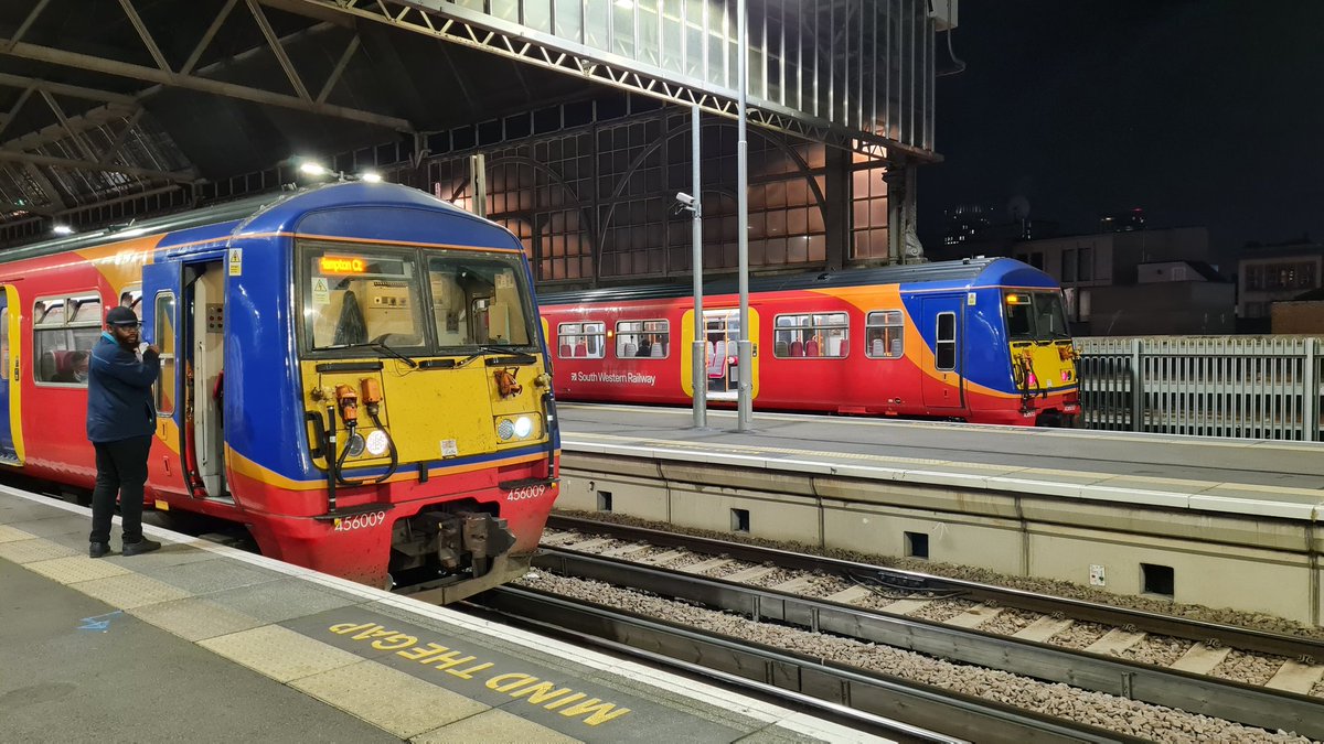 Ian91007Jones's tweet image. My final shot of @SW_Help #class456 at @LondonWaterloo all 4 sets which are out this evening farewell .