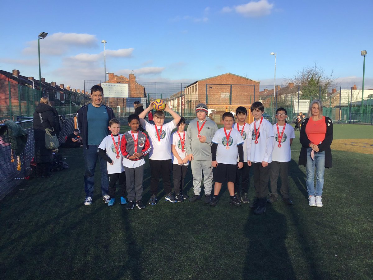 KensingPrimary's tweet photo. Book signing and medal awards with author Tom Palmer, Dianna and LFC @tompalmerauthor @LFCFoundation @myKFCA #kensingtonreading #readingforpleasure #inspiredtoread https://t.co/oOaafQ61qo