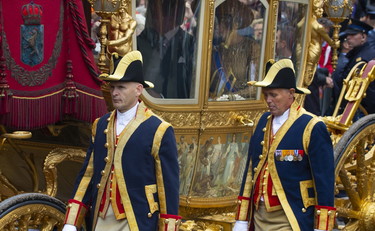 tempoweb's tweet photo. Il re d'Olanda rottama la carrozza dorata, simbolo della schiavitù #Olanda #goldencoach https://t.co/9VsH6jKupG https://t.co/EgOPtUqZrM