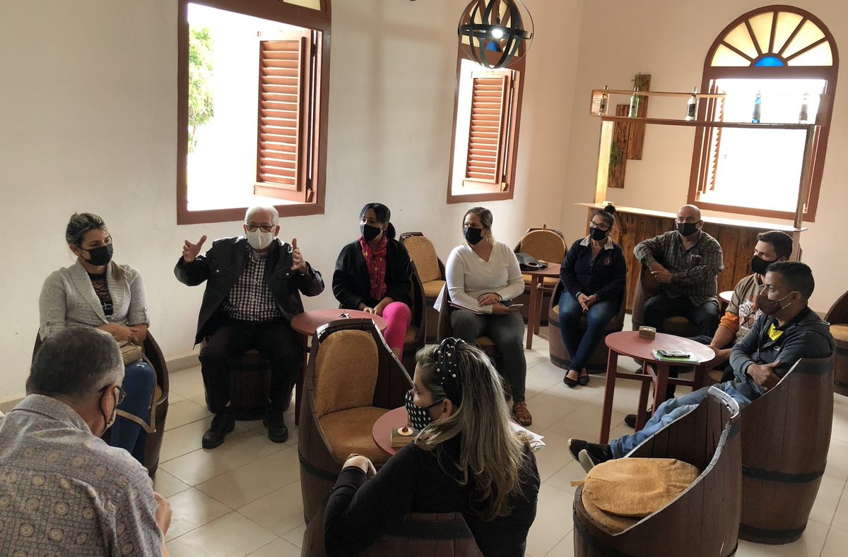 CubaRonSA's tweet photo. ¿Cómo vive @RoneraCardenas🥂
las jornadas por el Día de la #CienciaCubana🇨🇺:
🔴Analiza las proyecciones de trabajo para el 2022 
🔵Comparte experiencias con directivos, aniristas e innovadores
🔴Ratifica su compromiso con la continuidad productiva de las líneas tecnológicas🇨🇺❤👇 https://t.co/jn8mvQ5o81