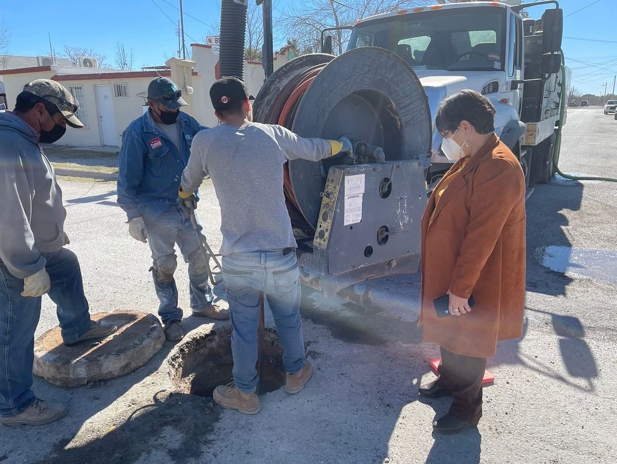 LauritaGalindo7's tweet photo. En estos momentos se encuentra la Alcaldesa Laura Ma. Galindo junto a un gran equipo de trabajo en la Colonia Presidentes, dándole reparación al drenaje. 
La Administración agradece grandemente a la Alcaldesa de Piedras Negras Norma Treviño quien brindó su apoyo con la maquinaria https://t.co/4jAELiW4WD