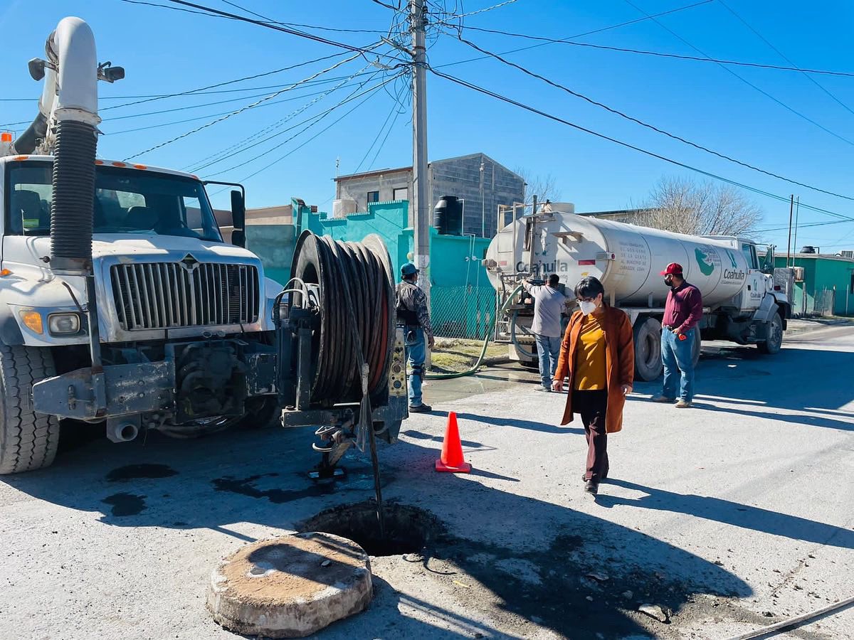 LauritaGalindo7's tweet photo. En estos momentos se encuentra la Alcaldesa Laura Ma. Galindo junto a un gran equipo de trabajo en la Colonia Presidentes, dándole reparación al drenaje. 
La Administración agradece grandemente a la Alcaldesa de Piedras Negras Norma Treviño quien brindó su apoyo con la maquinaria https://t.co/4jAELiW4WD