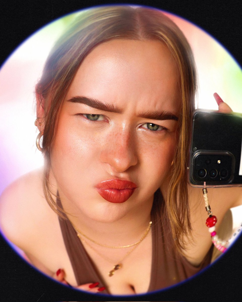 jemmasmakeup's tweet photo. sorry? i can’t hear you over the sound of summer with my samsung 52 s ;)  #samsungsummeronus #Aseries5G https://t.co/eKwBEkNwRm