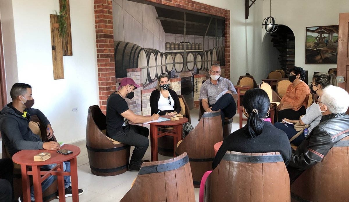 CubaRonSA's tweet photo. ¿Cómo vive @RoneraCardenas🥂
las jornadas por el Día de la #CienciaCubana🇨🇺:
🔴Analiza las proyecciones de trabajo para el 2022 
🔵Comparte experiencias con directivos, aniristas e innovadores
🔴Ratifica su compromiso con la continuidad productiva de las líneas tecnológicas🇨🇺❤👇 https://t.co/jn8mvQ5o81