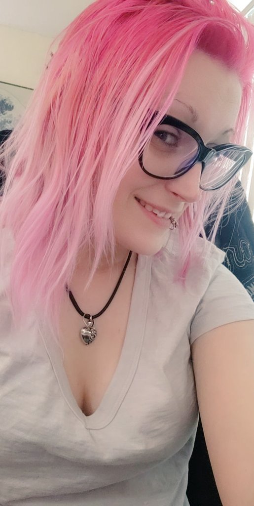 VT_MOMster's tweet photo. @betteractions So kindly pointed out to me that I never posted a final result of my hair change, only the bleach result.
Here it is, for you my friend! Truly honored ๐ ๐ #friendslikeyou โค https://t.co/x3iEVGAnP8
