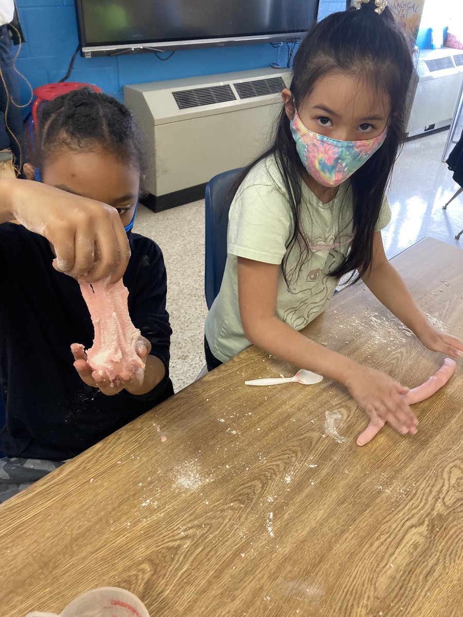Tekkinheels's tweet photo. Itβs FriYAY! Getting our inquiry on w all things matter & measurement! Play dough should be juuuuuuust the right squishyness π¬ #integration #functionaltext #handsonlearning #scientist @MrsGriffsColts https://t.co/PmIDUybcer