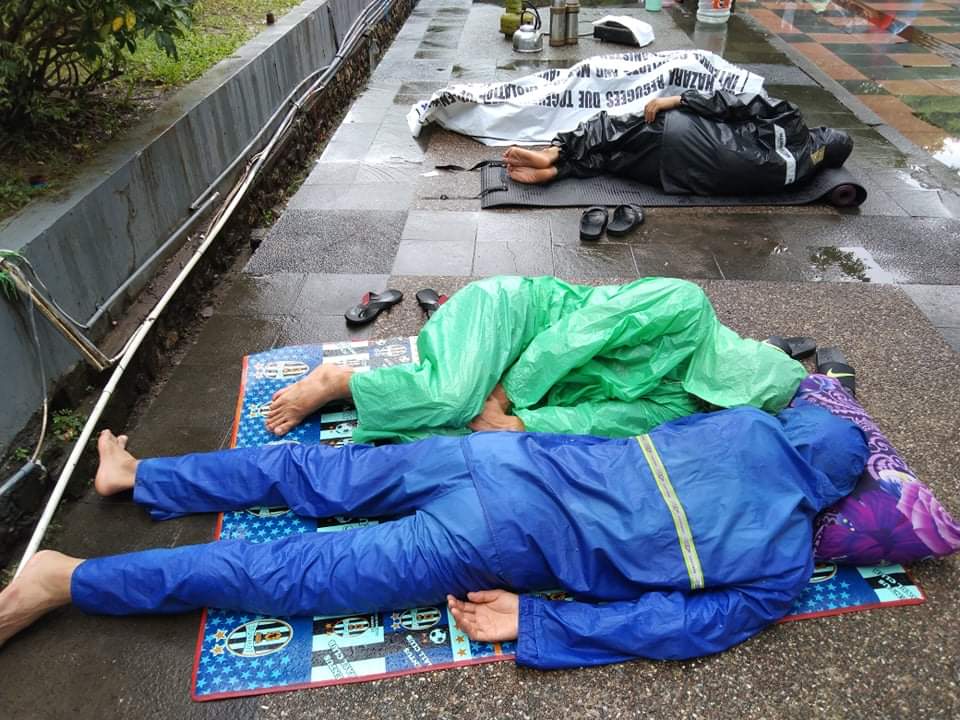 EHazaristani's tweet photo. آواره‌های خود را فراموش نکنیم
#HelpRefugees_Indonesia https://t.co/tAGgYhY6ps