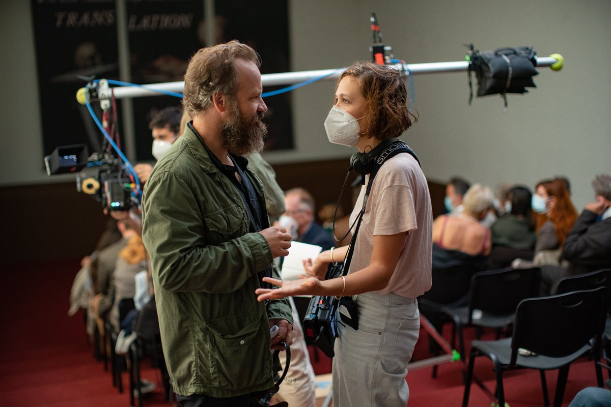 Maggie Gyllenhaal behind the scenes of her directorial debut, THE LOST DAUGHTER 🎞