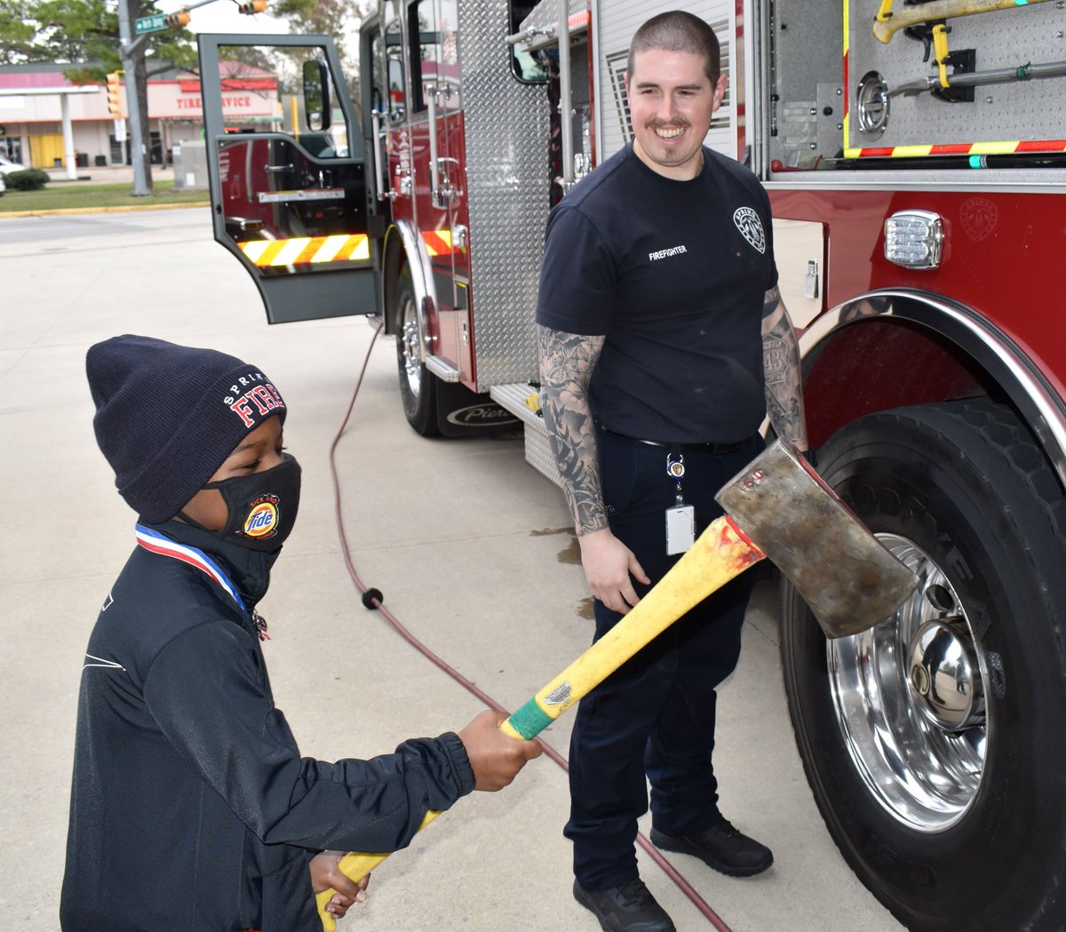 Springfdtx's tweet photo. Thank you, @BrietbartNews for sharing the story of our #KidHero with the entire country! We appreciate it and you can read it here:
https://t.co/Tsoqs3xRFl
Justin also loved testing his tool abilities with #firefighter Tyler Crane! https://t.co/q3Z7e91gHA