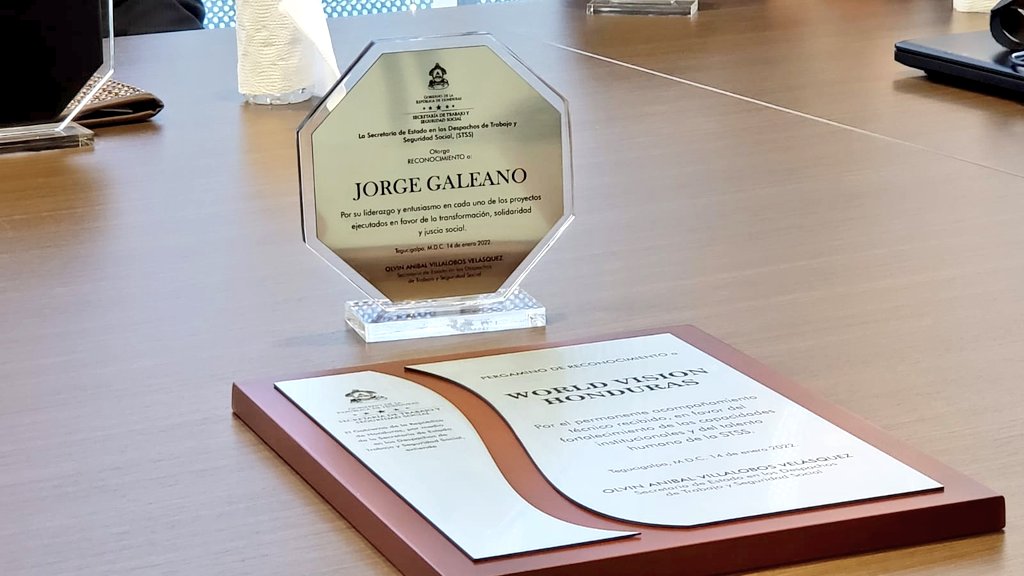 O_VillalobosV's tweet photo. Agradezco el apoyo especial del Director Ejecutivo de @WorldVisionHN el Sr @JorgeGaleanoHN, a la Directora de Programa País de @WorldVisionHN la Sra @karamost al Director de Proyecto @FuturosWvh el Sr Jorge Valladares y al Sub Director de Proyecto @FuturosWvh Sr @Acruzguillen https://t.co/iBccCaxyOG