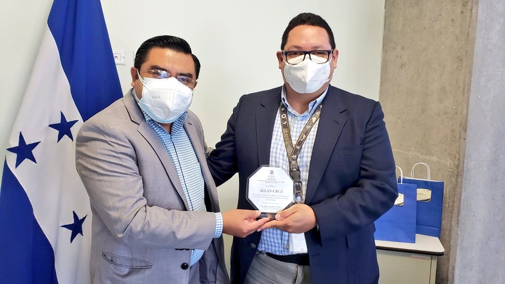 O_VillalobosV's tweet photo. Agradezco el apoyo especial del Director Ejecutivo de @WorldVisionHN el Sr @JorgeGaleanoHN, a la Directora de Programa País de @WorldVisionHN la Sra @karamost al Director de Proyecto @FuturosWvh el Sr Jorge Valladares y al Sub Director de Proyecto @FuturosWvh Sr @Acruzguillen https://t.co/iBccCaxyOG