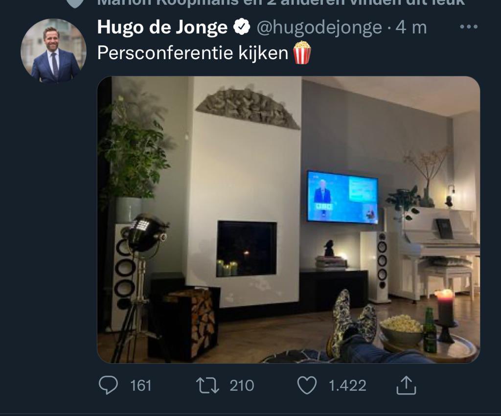 Chique hoor, de grapjas uithangen terwijl er complete sectoren naar de klote gaan. #wedoenhetsamen #metjeloonstrookje