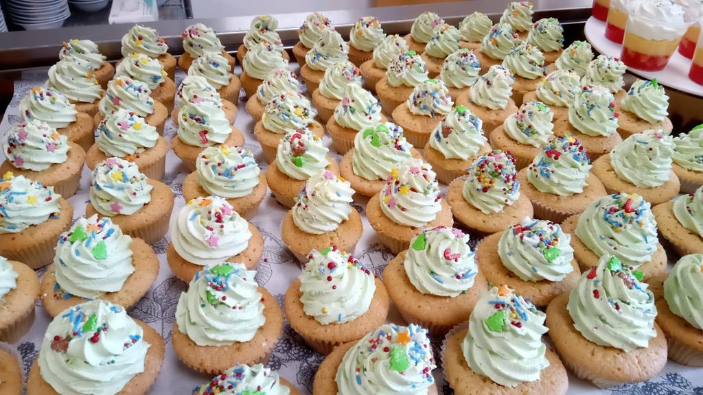 LMS Senior Catering (@lmschartwells) on Twitter photo Our amazing Prep Schools re run of Christmas Lunch today as half the school was off with COVID at the end of last term.
Great work team LMS Prep!
<a href="/spj_cook/">Simon Cook</a> <a href="/MinsterSchool/">Lincoln Minster School</a> <a href="/IndieChefsNorth/">Stuart Leggett</a> <a href="/chartwellsUL/">chartwellsindULGROUP</a> <a href="/ChartwellsInd/">Chartwells Independent</a> <a href="/IainRush1/">Iain Rush</a> Our amazing Prep Schools re run of Christmas Lunch today as half the school was off with COVID at the end of last term.
Great work team LMS Prep!
<a href="/spj_cook/">Simon Cook</a> <a href="/MinsterSchool/">Lincoln Minster School</a> <a href="/IndieChefsNorth/">Stuart Leggett</a> <a href="/chartwellsUL/">chartwellsindULGROUP</a> <a href="/ChartwellsInd/">Chartwells Independent</a> <a href="/IainRush1/">Iain Rush</a>