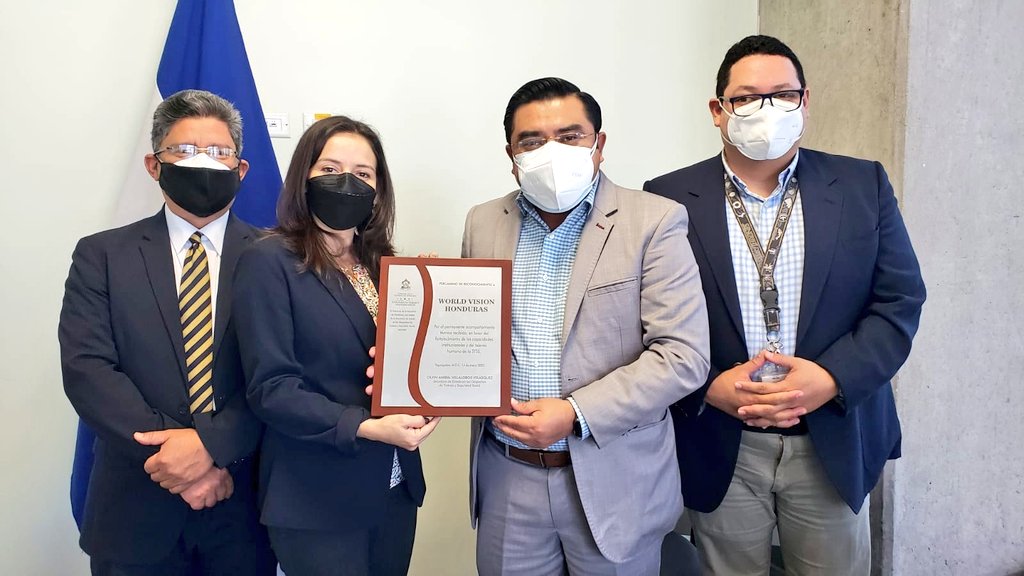 O_VillalobosV's tweet photo. Los reconocimientos son otorgados debido a su gran colaboración con sus asistencias técnicas, fortalecimientos de capacidades y plataformas de aprendizaje entre otras. La reunión fue de mucho provecho para mantener los lazos más fuertes entre las organizaciones. https://t.co/VlPH0rT5wF
