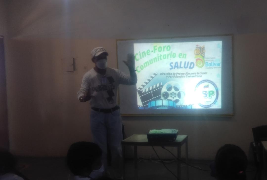 ISP_Bolivar's tweet photo. El Equipo de Promoción para la Salud y Participación Comunitaria del #Ispeb realizó Cine Foro Comunitario en la U.E.M. Manuel Palacio Fajardo donde se proyectaron vídeos alusivos a la prevención del Covid-19.
#QuitaleLaCoronaAlVirus
@NicolasMaduro @MinSaludVE @amarcanopsuv https://t.co/3FYWroPiAn