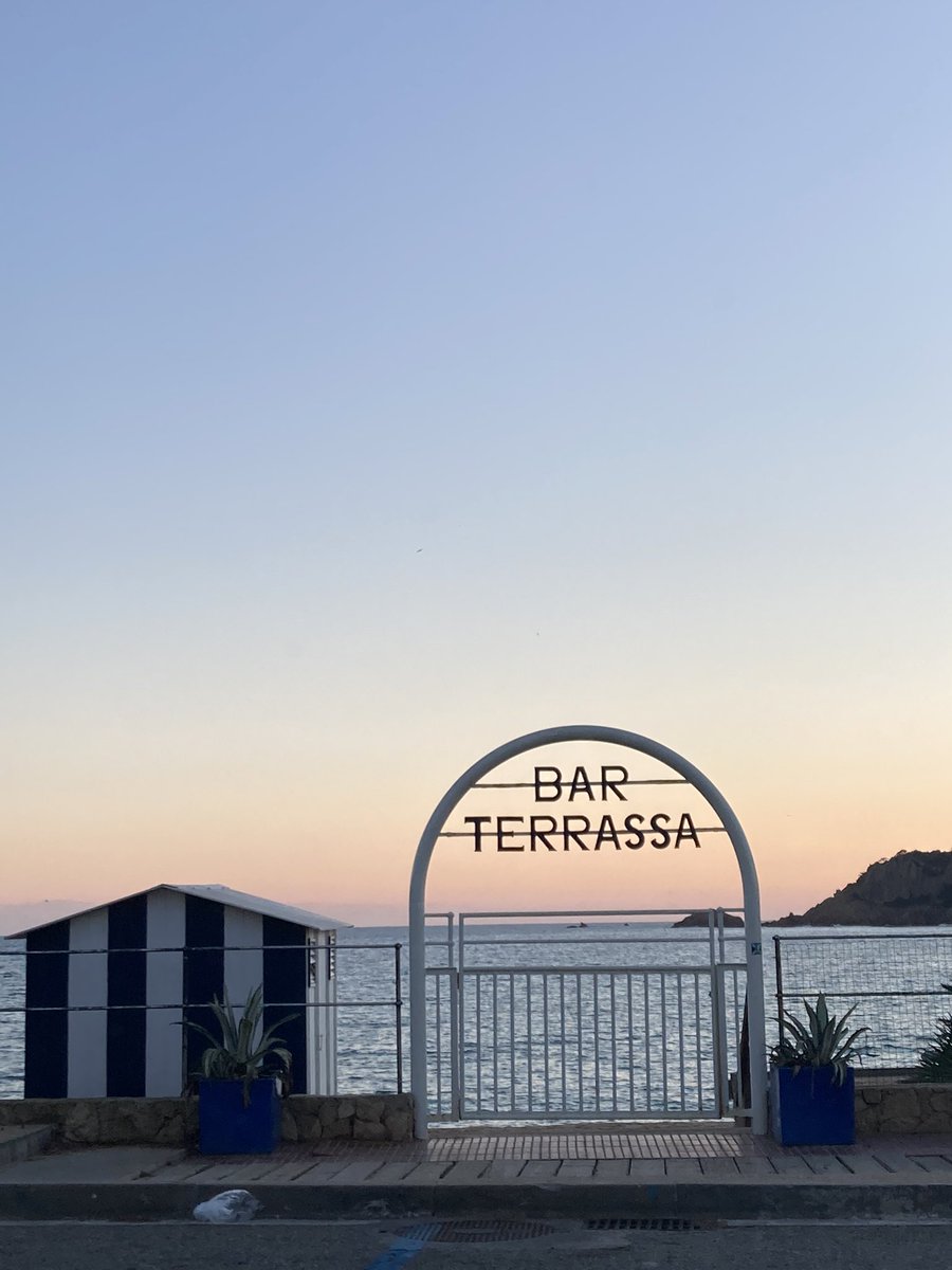 MVilallonga's tweet photo. Mirant el mar i com es fon el dia.
Sant Feliu de Guíxols al migdia, S’Agaró a mitja tarda, Palamós al capvespre. I la lluna blanca amb cel brancat. Les minves de gener dolces i fredes.
#minvesdegener #minves #mar https://t.co/XfvnNNCtcY