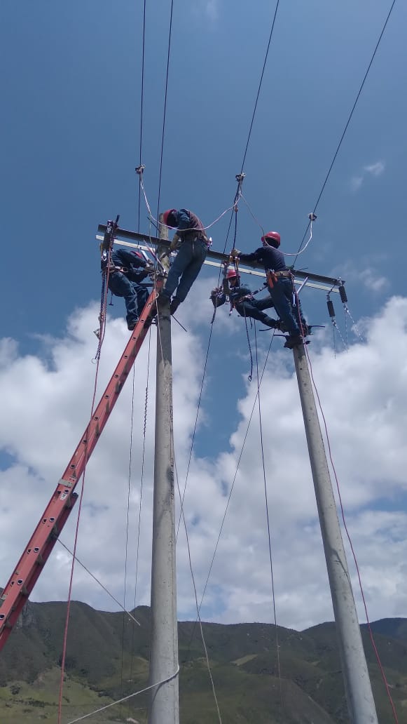 centrosurec's tweet photo. En el cantón #Oña, personal técnico de CENTROSUR ejecuta trabajos de mantenimiento a redes eléctricas y estructuras, a fin de mejorar la calidad de dotación del servicio eléctrico a los usuarios del sector Chacalata.

#AccionesQueBrillan https://t.co/H07cZ2QvIu