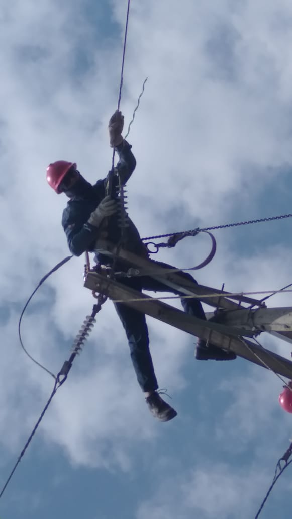 centrosurec's tweet photo. En el cantón #Oña, personal técnico de CENTROSUR ejecuta trabajos de mantenimiento a redes eléctricas y estructuras, a fin de mejorar la calidad de dotación del servicio eléctrico a los usuarios del sector Chacalata.

#AccionesQueBrillan https://t.co/H07cZ2QvIu