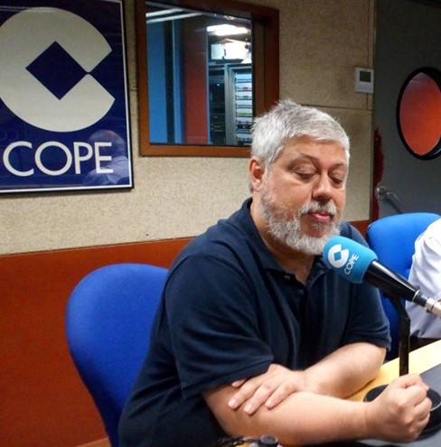 IgnasiMiranda's tweet photo. Podeu escoltar #ElMirall #14Gener 13.33h al 783 AM amb Josep Esplugas #Ecumenisme @BisbatTerrassa, Noemí Cortés #EsglésiaEvangèlica, Joan García #EsglésiaOrtodoxa i @peiosan @santaanna; també amb actualitat i cançó 'Senyor, pots moure muntanyes',
AQUÍ-> https://t.co/gtVaEJsZvA https://t.co/QnFAU3G48I