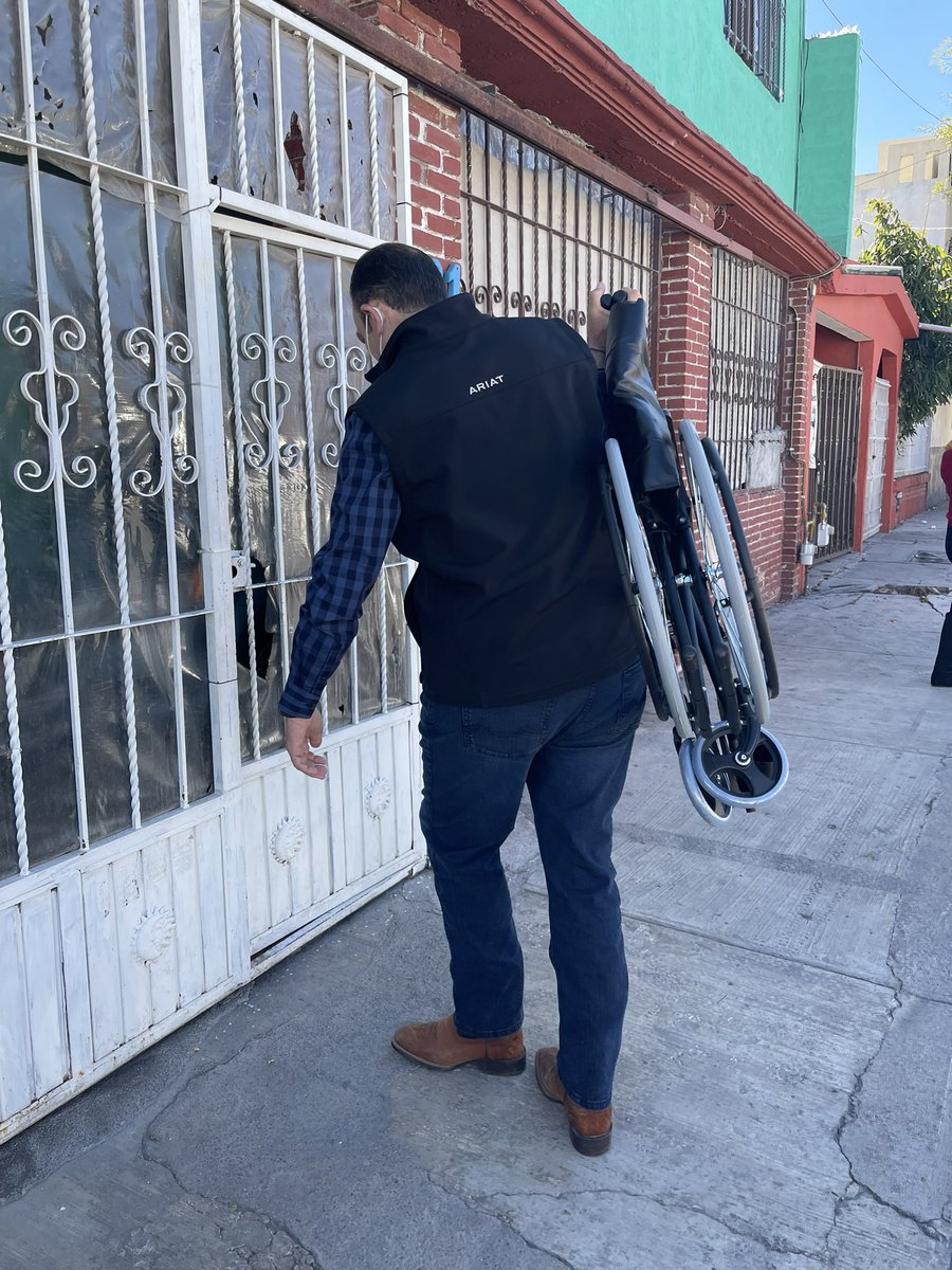 jericoabramo's tweet photo. Un gusto poder cumplir compromisos todos los días con los Coahuilenses.
Hoy visite la colonia Buenos Aires y la colonia Morelos en Saltillo en donde entregue aparatos auditivos, sillas de ruedas y andadores. Trabajando para todas y todos avanzamos #PasoPaso #Ánimo https://t.co/ryneBUSsNK