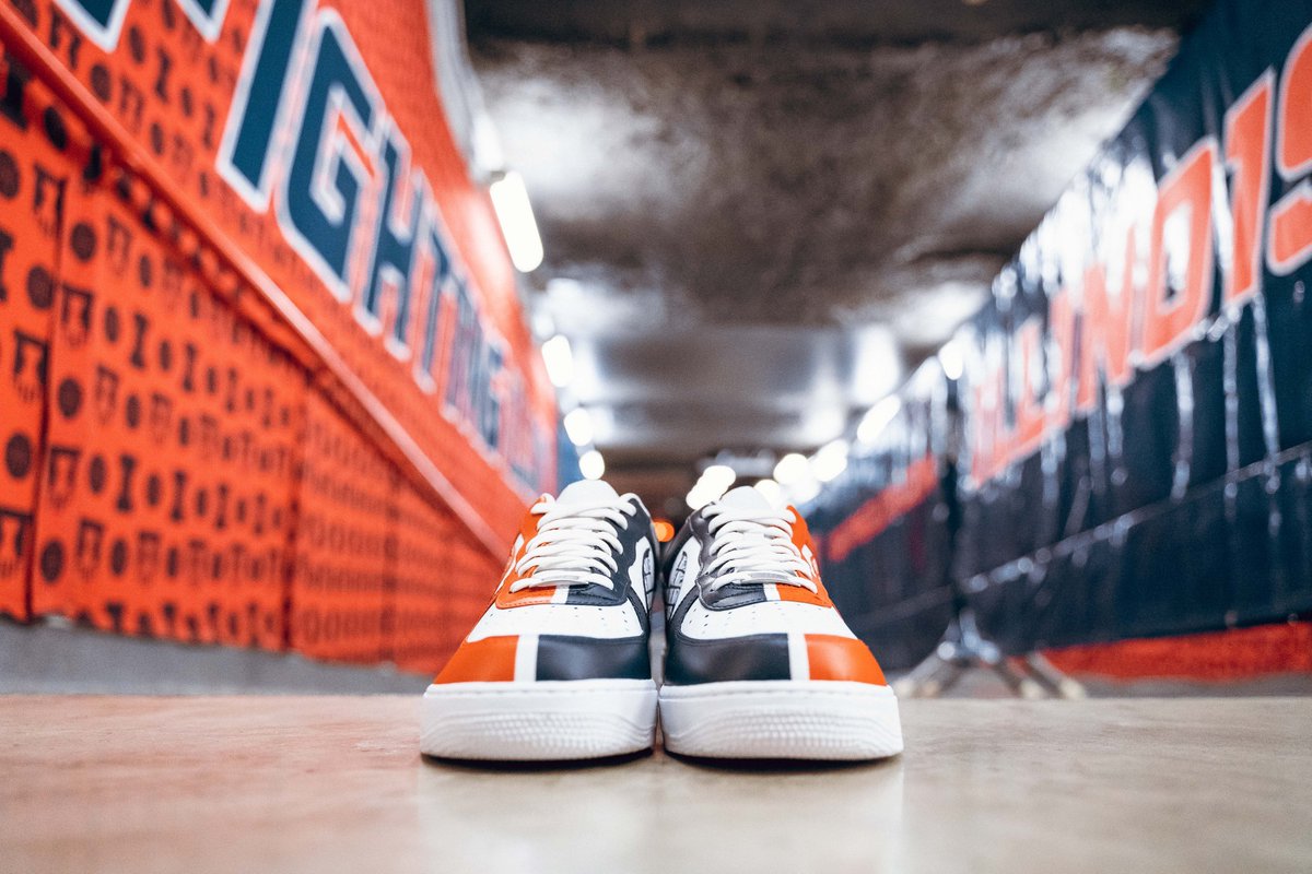 IlliniMBB's tweet photo. .@CoachUnderwood's Kicks Volume 3: 𝙊𝙣𝙚 𝙈𝙤𝙧𝙚 🔶🔷

🔥👟🔥

#Illini | #EveryDayGuys https://t.co/aQkx7iDEmz