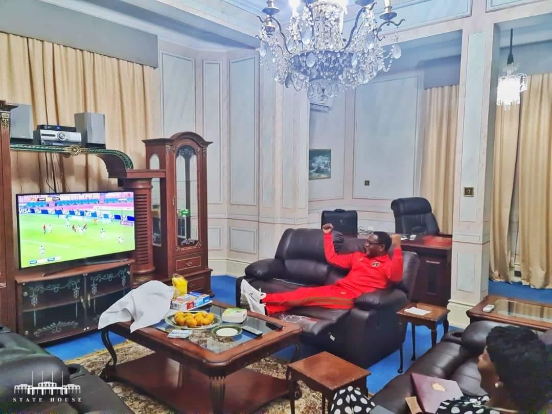Times360Malawi's tweet photo. #FirstSupporters
#Malawi vs #Zimbabwe
Malawi President Lazarus Chakwera was cheering on the Flames from the comfort of his home in his country, as did Zimbabwe President Emmerson Mnangagwa back in Zimbabwe https://t.co/6hcTGo6l4q