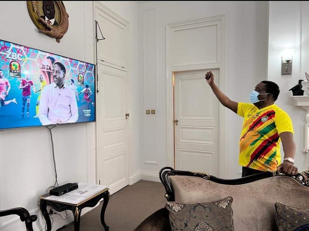 Times360Malawi's tweet photo. #FirstSupporters
#Malawi vs #Zimbabwe
Malawi President Lazarus Chakwera was cheering on the Flames from the comfort of his home in his country, as did Zimbabwe President Emmerson Mnangagwa back in Zimbabwe https://t.co/6hcTGo6l4q